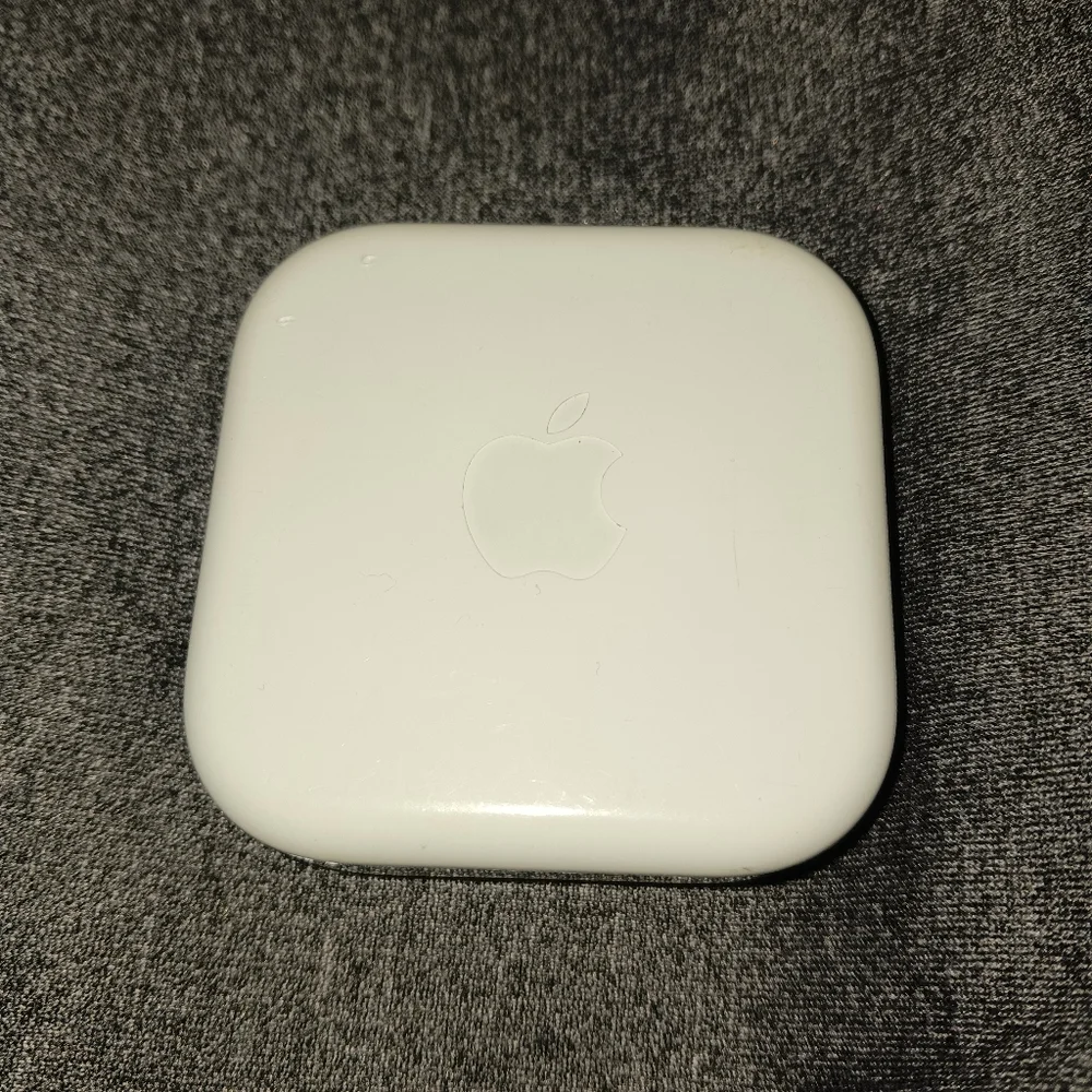 NWT! APPLE EARBUDS (WIRED)